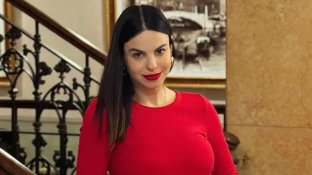 Atriz Sthefany Brito sorrindo no quarto decorado para os seus filhos