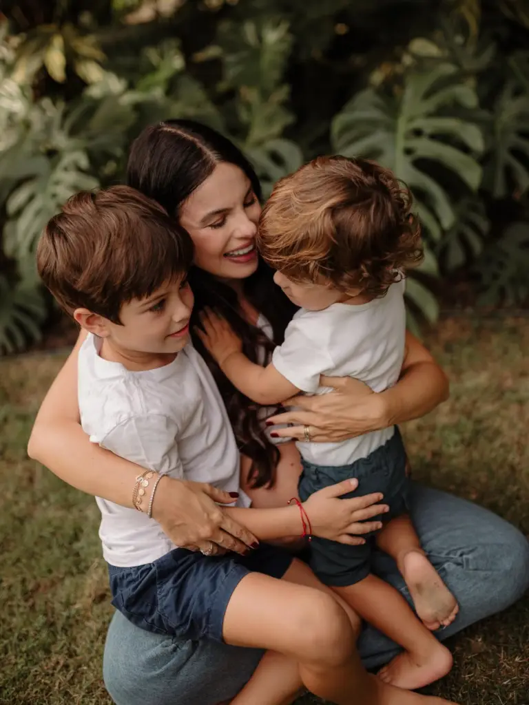Sthefany Brito com os seus filhos na residência da família