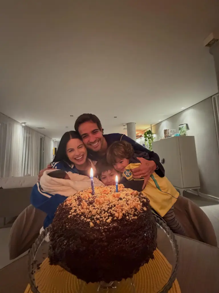 Sthefany Brito e sua família reuniu-se no ambiente da casa