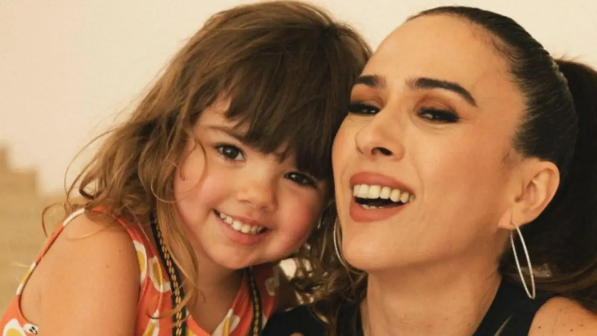 Apresentadora Tatá Werneck sorrindo ao lado de sua filha Clara Maria em momento carinhoso